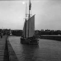 The Sarah of Port Burwell entering Kincardine harbour