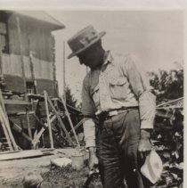 Gordon and Glenn Hepburn behind the Dickie house