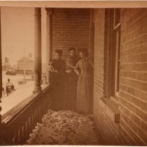 Bruce Inn balcony front