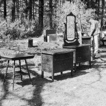 K-81-05-05 Dresser andwashstand veneered in old oak.