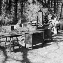 K-81-05-06 Dresser andwashstand veneered in old oak.
