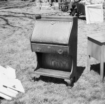 K-81-05-13 Drop fron[t] secretary desk in oak veneer.