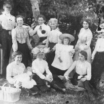 K-81-13-21 Group photo of 12 women and children posing outdoors.