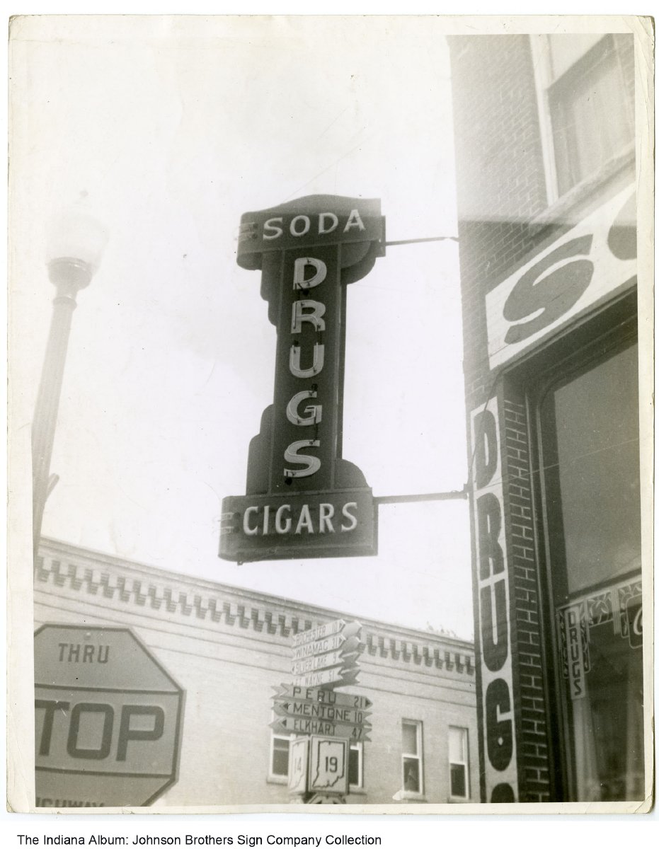 ドラックストアーズ Drug Store sign, Akron, Indiana, circa 1955 - ia-0184-0369