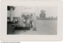 Mercer's Garage customer, Wellsboro / Union Mills, Indiana, 1948