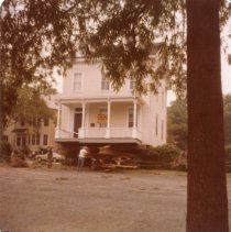 House being moved from Williams Street to Nassau Court