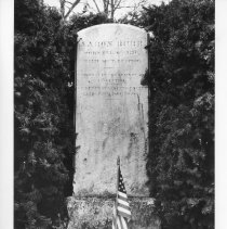 [Grave of Aaron Burr with flag]