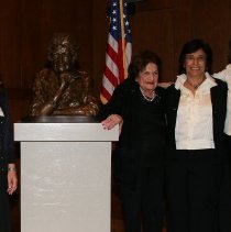 Helen Thomas and Anan Ameri with the bust by Susan McElhinney.