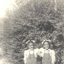 1940-01 black & white photo of young twin girls in overalls