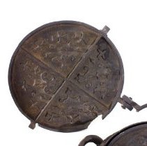 waffle iron -   inside lid