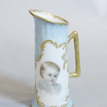 Porcelain pitcher - Left side