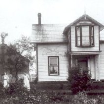 ph 19316 Vera & Margaret Martin at the homestead ca.1915-1918