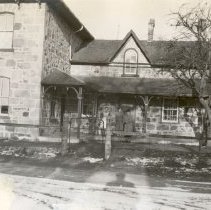 ph 19370 Edler family & house 1948