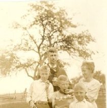 ph 19371 Somervilles with apples 1918