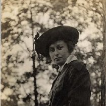 ph 24533 Laura Dow 1915