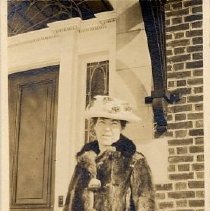 ph 24576 Margaret Glen ca.1915