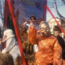 ph 11203 Children in costume on Snata Claus parade float, 1980