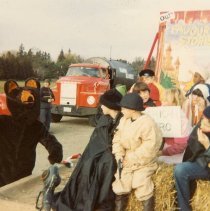 ph 11205 Children in costume on Santa Claus Parade float, 1980