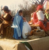 ph 11206 Children in costume on Santa Claus Parade float, 1980