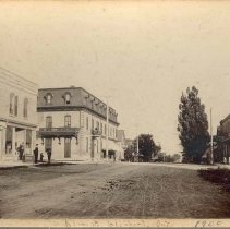 Mansion Hotel, jewellery shop, traders bank, horses and buggies on Elora St., Clifford, 1900.