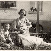 ph 23063: Willi, with his mother and brother, 6 Sept. 1933.
