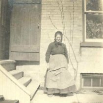 ph 21143 woman by brick building