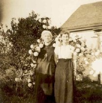 ph 21160 Maggie & Ada