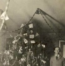 ph 21163 Philip & Christmas tree