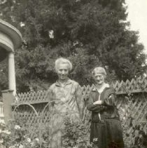 ph 21165 Lizzie & Tillie