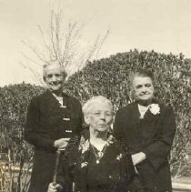 ph 21182 Mrs. Groves (centre)