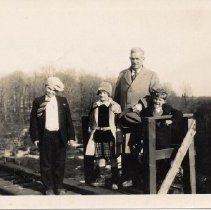 ph 20498 William Howes and his children Warden, Isabel and John.