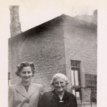 ph 20505 Isable and Gramma. Laundry house in background.