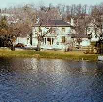 5679 house & river 1980