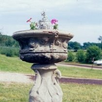 9128 garden urn 1972