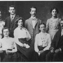 ph 15486 Group photo Harris family.