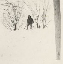 ph 19251 Harry Lockhart on snow 1947