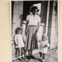 ph 16087: Woman with two children. "Christmas wishes from Barbara