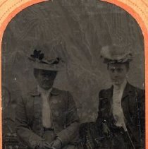ph 16088: Two women, seated [Kingsmill / Cruickston / Grange?].