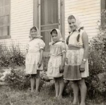 ph 16089: Three girls [Kingsmill / Cruickston / Grange?].