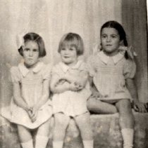 ph 16101: Three young girls [Kingsmill / Cruickston / Grange?].