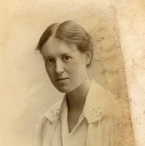 ph 16116: Woman [Hettie Grange?]. Photo: Mark E. Mitchell, Harrogate