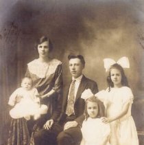 ph 14481 Fuller family, 1923