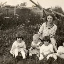 PH 23706 Viola Matthews with her own 2 children and 2 visiting children. ca