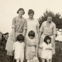 PH 23707 3 women with children. ca.1923-1924