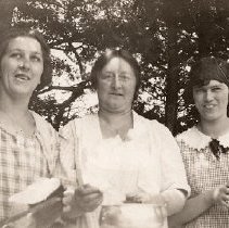 PH 23710 McMahon, Smith, Somerville and Morton Family, Elora Rocks. ca.1924
