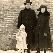 PH 23714 "Arnold, Zelma and Eleanore [Smith] at "little house"ca. 1924-1925