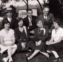 PH 23730 Arnold and Zelma Smith with Sommerville relations. ca.1933