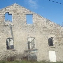 ph 17101a Eden Mills, ruins of stone building, 25 Oct. 1992.