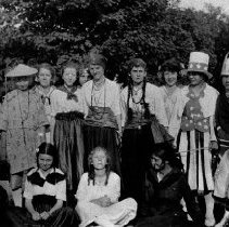 People at Sangsters telephone office, Clifford, ca.1916.