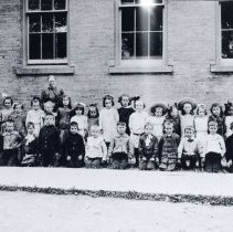 Harriston Public School primer class, 6 June 1910